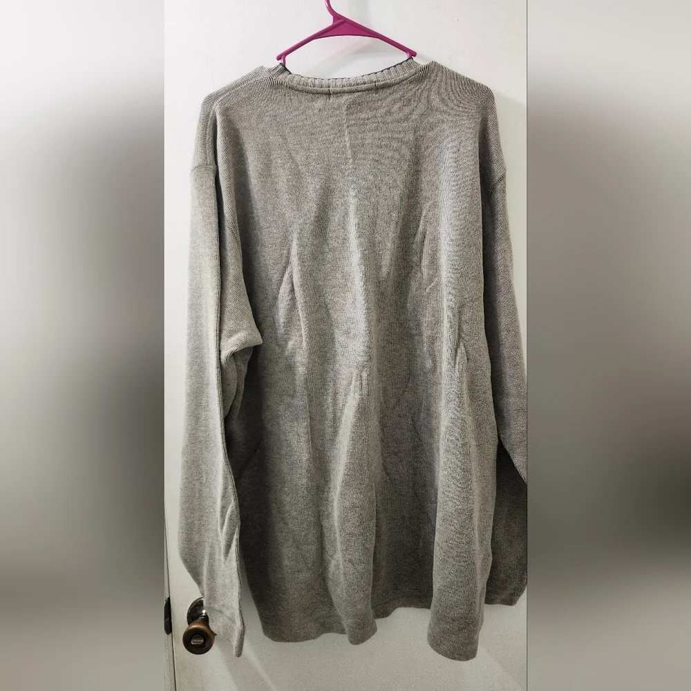 Men's Gray V-Neck Sweater‎